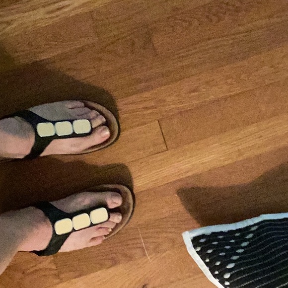 Limited edition fitflops in leather with stone framed in metal - Picture 7 of 7